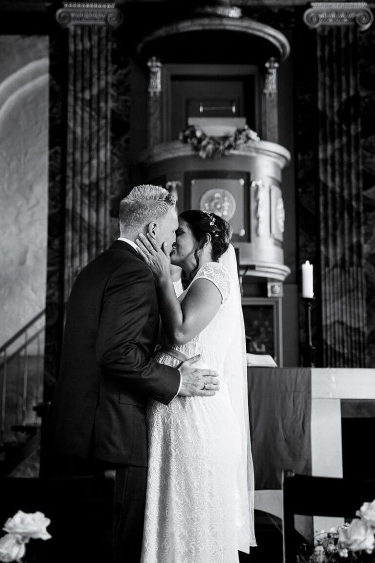 Hochzeitskuss Kirche Trauung