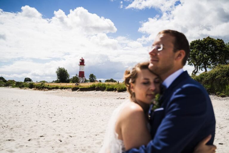 Saskia & Mario – Leuchtturmhochzeit in Falshöft